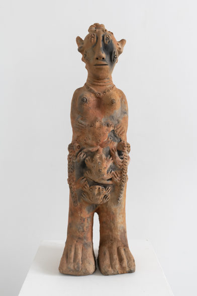 Femme aux grenouilles